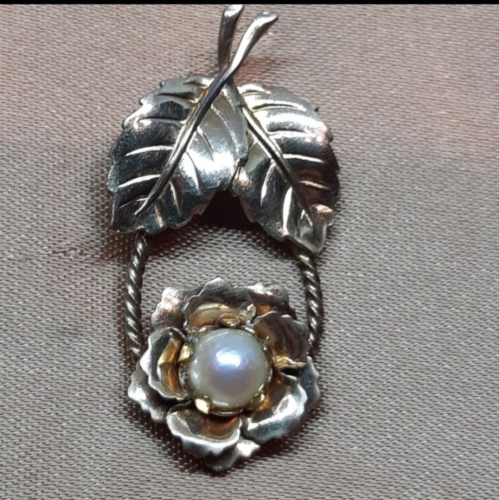 Vintage AMCO 12K Goldfilled Pearl Flower Pendant